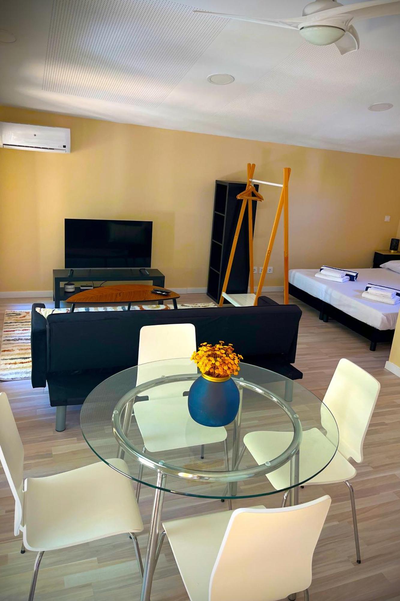 Fee4Me Cabin With Pool And Garden San Martin De La Vega Exterior photo